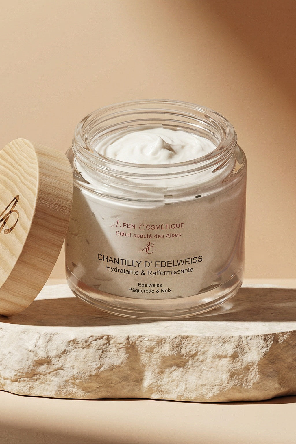 Application de la crème corps Edelweiss Alpen Cosmétique